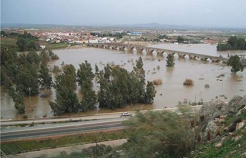 Vista del Guadiana desde la sierra de Pirulito (Fotografa: Alex - www.eltiempo.es/fotos/en-provincia-badajoz/rio-guadiana-en-medellin.html )