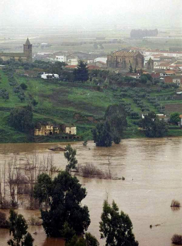 Foto de la ltima avenida del  Guadiana en Medelln. (1997). Al fondo se divisa el "molino  de Lozano" casi cubierto, delante de las casas del molino. (Foto: ngela Snchez-Miranda M.)