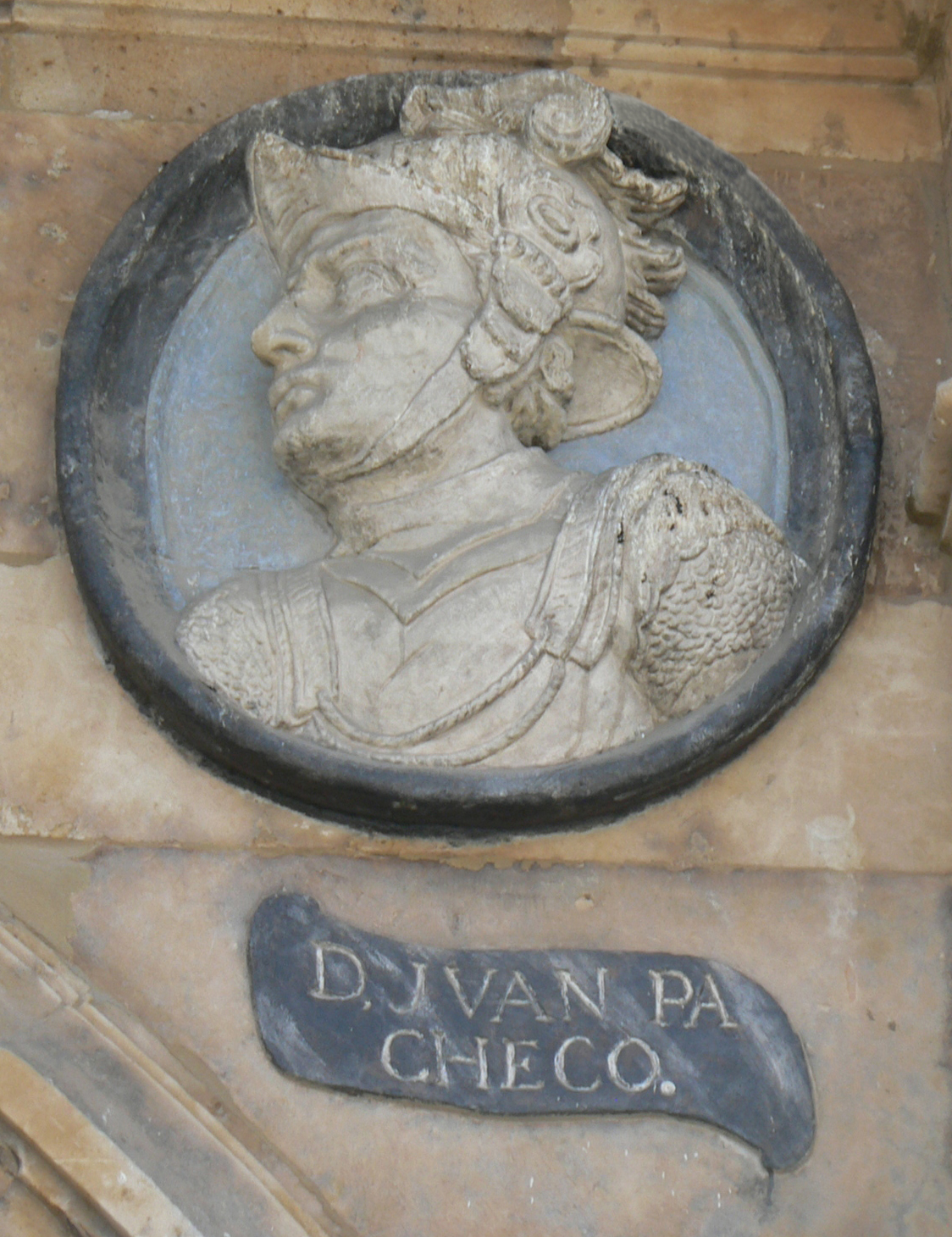 Medalln que representa al marqus de Villena. Plaza Mayor de Salamanca