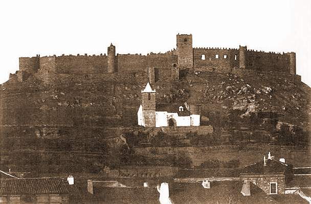 La Iglesia de Santiago y el Castillo a finales del XIX. Todavía no se había caído el lienzo de muralla. (Año aproximado 1895)