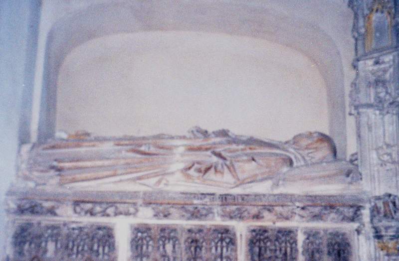 Detalle del sepulcro con la estatua yacente de  Dña. Beatriz Pacheco, en la puerta de la Sacristia de Santa María del Parral (Segovia). (Foto :Tomás García, Julio, 2004)