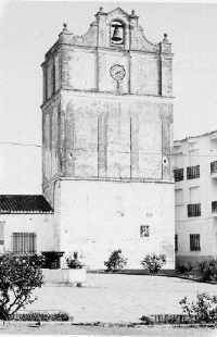 Foto de la Torre durante los aos '70.  En el primer cubo, en el centro, a unos 5 metros del suelo se adivina la hornacina. (Foto: A. Ordax y otros).