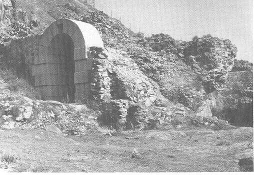 Aspecto general de las ruinas del teatro romano, con una puerta reconstruida, que serva de entrada tanto a la "ima cavea" como a la "orchestra". (Foto Andrs Ordax y otros, 1985)