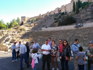 En el Teatro Romano de Málaga. Al fondo la Alcazaba musulmana.