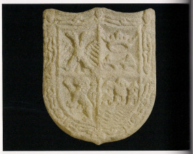 Escudo heráldico mandado labrar en granito por Hernán Cortés.