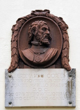 MEDALLÓN DE HERNÁN CORTÉS. RESIDENCIA UNIV. H. CORTÉS. BADAJOZ