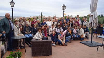 Foto de familia en la terraza del hotel Abacería. Al fondo la Ciudad Imperial