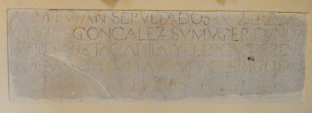 Lápida epigráfica localizada en la capilla de los Velázquez (Iglesia de Santa Cecilia, Medellín (BA)