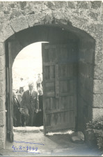 La comitiva, con el Ministro Fraga a la cabez, entra en el castillo de Medellín.
