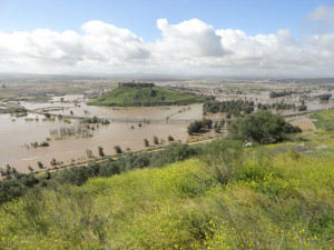 Vista del cerro del castillo rodeado por la crecida del Guadiana  del Ortiga. (3/4/2013)