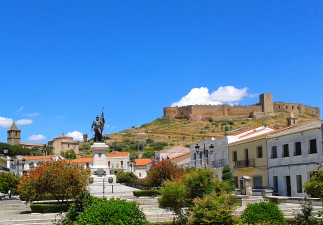 Plaza de Hernán Cortés, castillo medieval e Iglesia de San Martín. (Mayo, 2013)