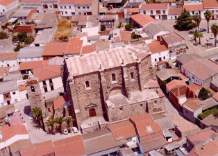 Vista aérea de la fachada sur de la iglesia de Santa Cecilia.
