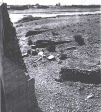 Pilares de la margen derecha del Guadiana, junto al puente actual.