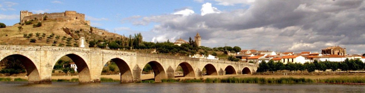 Castillo y puente, claves de arco en Medellín.