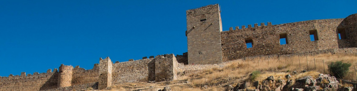 Castillo medieval sobre el teatro.