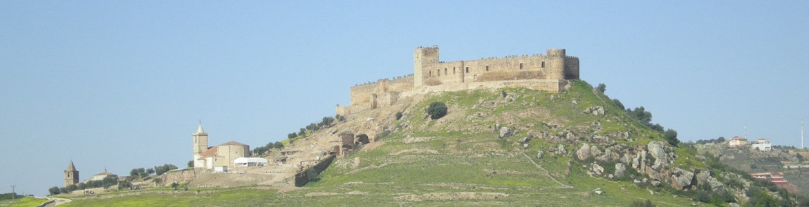 Castillo e iglesia de Santiago