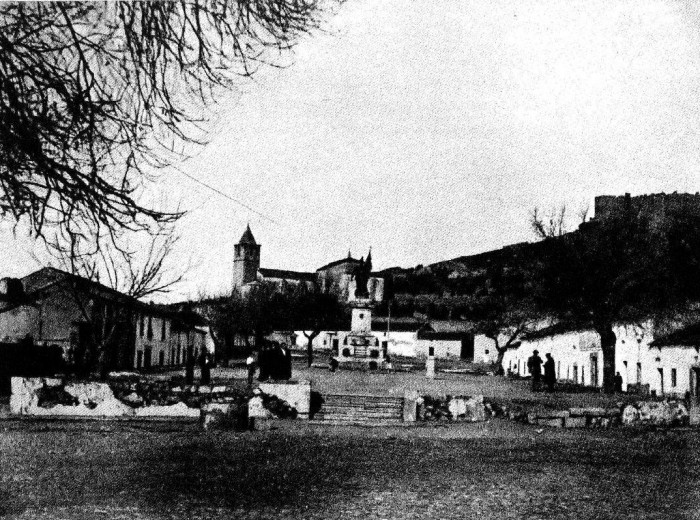 Vista del estado en que quedó el urbanismo de la Plaza de Hernán Cortés al finalizar la Guerra Civil.