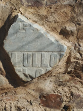 Fragmento de la lápida funeraria de Dª Agustina Ulloa G. de Ocampo.