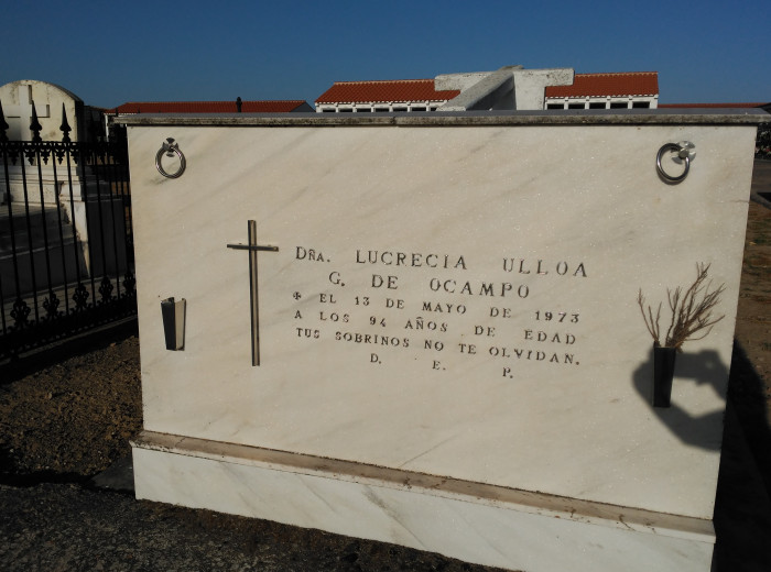 Panteón familiar donde reposan los restos de Dª. Lucrecia y Dª Agustina Ulloa y González de Ocampo.
