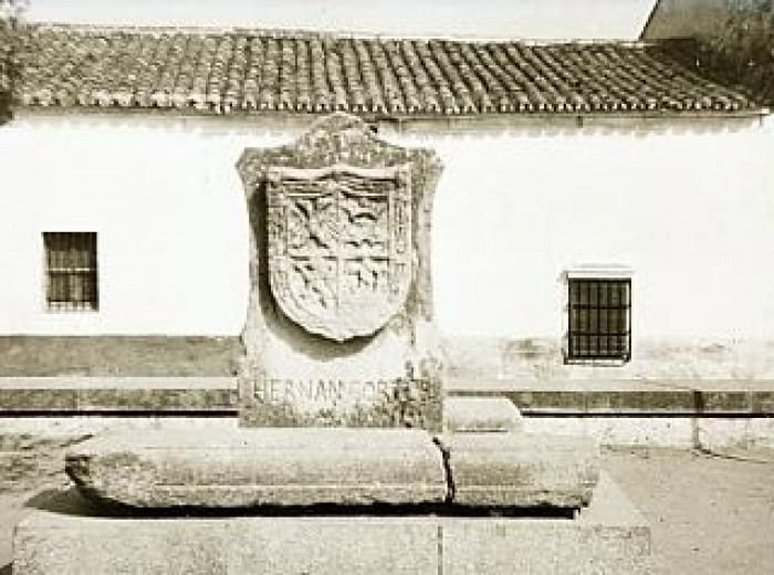 Escudo tallado en piedra que mandó esculpir Cortés, para la capilla que fundó en el convento de San Francisco de Medellín.