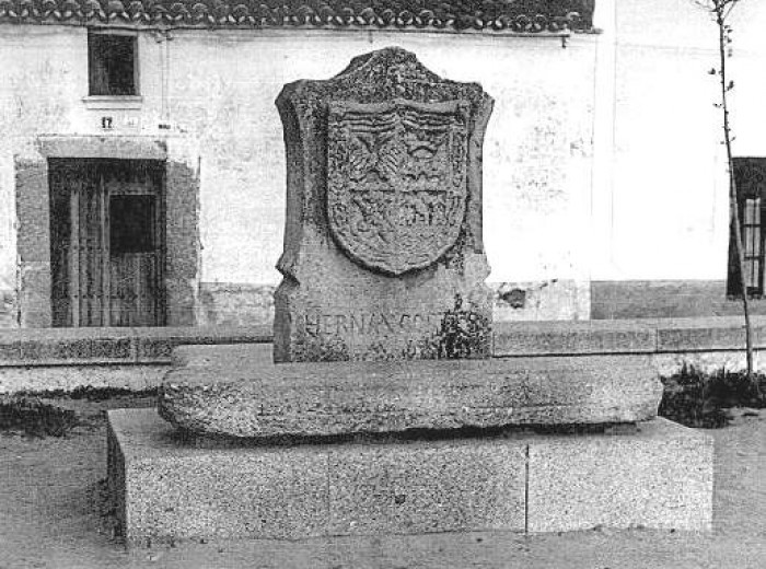 Debajo del escudo se encuentra el dintel de uno de los arcos de la casa de Cortés.