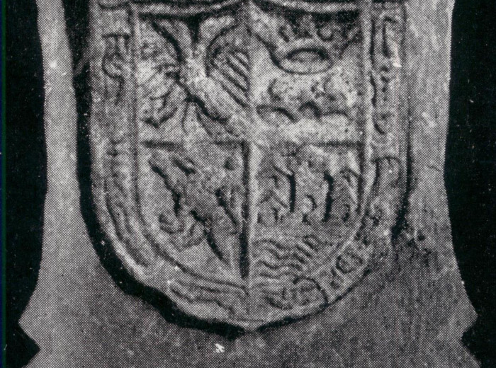 El escudo incrustado en el pedastalito que D. Eduardo mandara hacer para alojarlo.