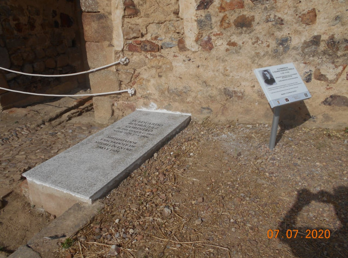Tumba donde fue enterrado el benemérito sacerdote.