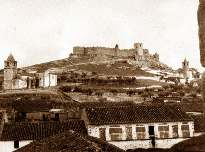 Castillo y templos de San Martín y Santiago.