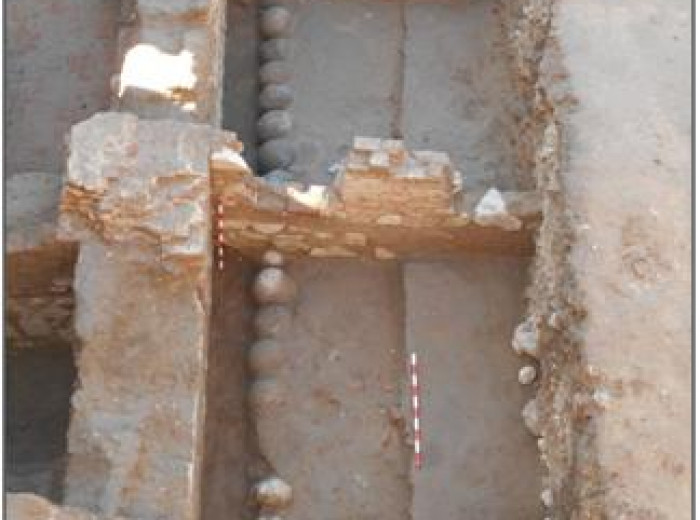  Vista de los bolaños de granito encontrados en el proceso de excavación de las estancias del Palacio Condal.
