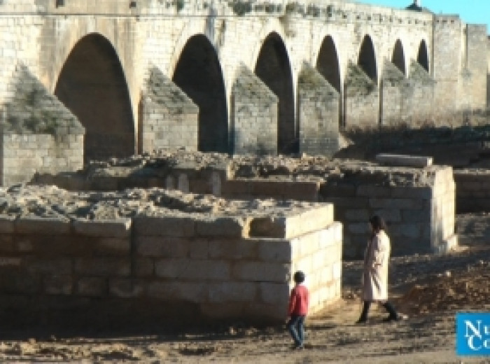 Restos de puentes anteriores: romano? y renacentista.