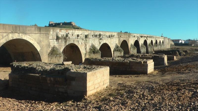 Restos de puentes anteriores: romano? y renacentista.