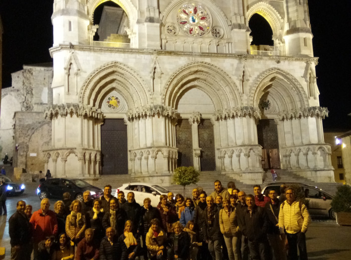 El grupo ante la catedral de Cuenca.
