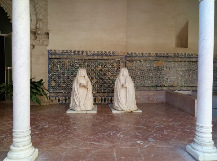 Estatuas orantes de Dª Juana Zúñiga y su hija Catalina Cortés