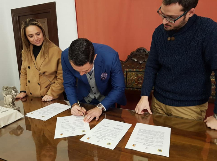 Firma del protocolo de inicio de relaciones entre ambos Medellín.
