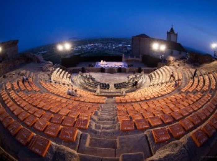 El teatro romano de Metellinum listo para una representación.