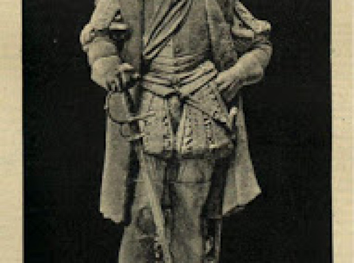 Fotografía de la estatua de Hernán Cortés (con espada).