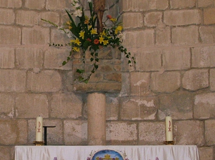 Detalle del abside de la iglesia de San Martín. Aparece una réplica de la venerada imagen y el mantel de altar pintado por Margarita Soldevila.