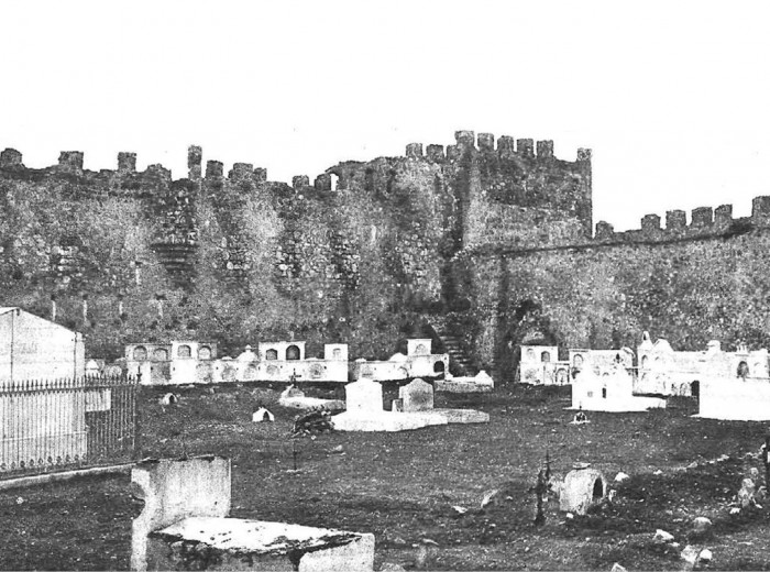 Vista parcial del cementerio del castillo, a finales de la segunda década del s.XX.  