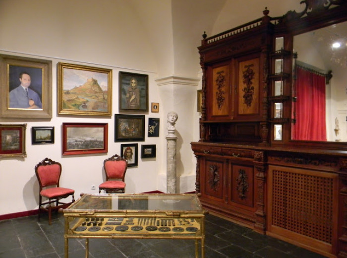 Detalle de la sala del Museo donde se exhibe el cuadro del castillo de Medellín