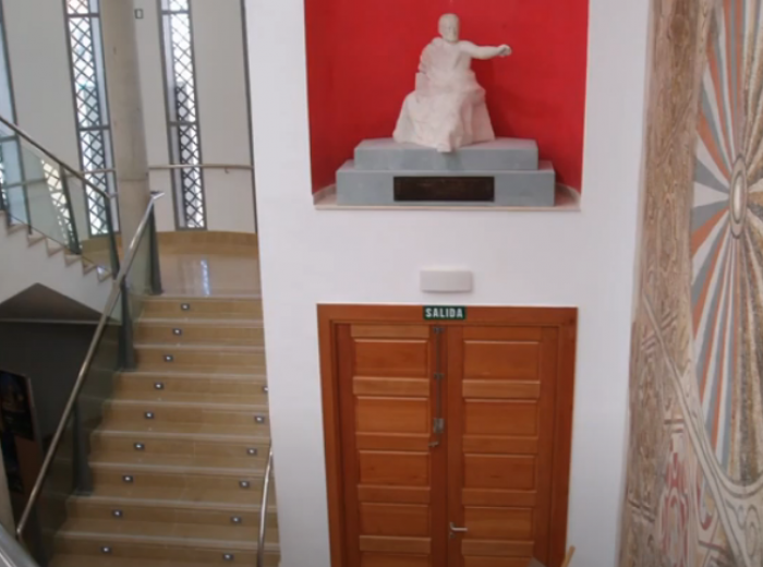 Escalera de Acceso a la 1ª Planta y réplica de la estatua de Quinto Cecilio.