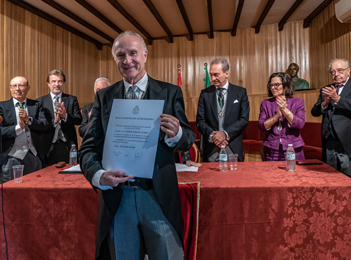 El Dr. Almagro muestra su título de Académico Honorífico