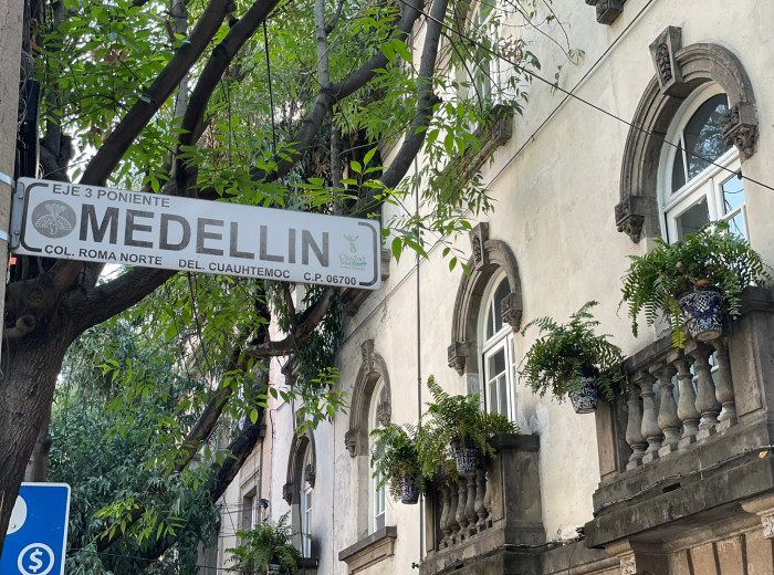 Rótulo de la Calle Medellín en Ciudad de México