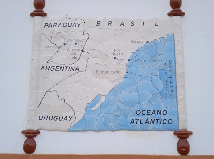 Panel cerámico con el mapa de la ruta de Dª. Mencía.