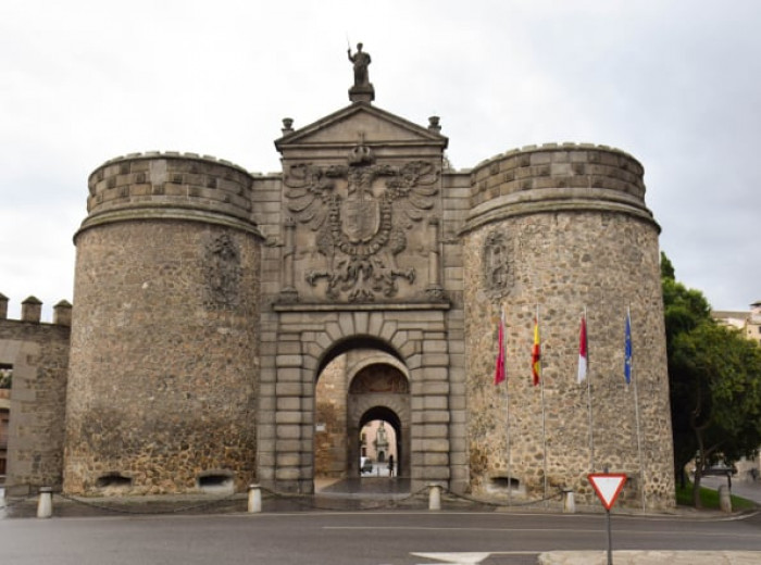 Nueva Puerta de Bisagra, con el escudo imperial de Carlos V.