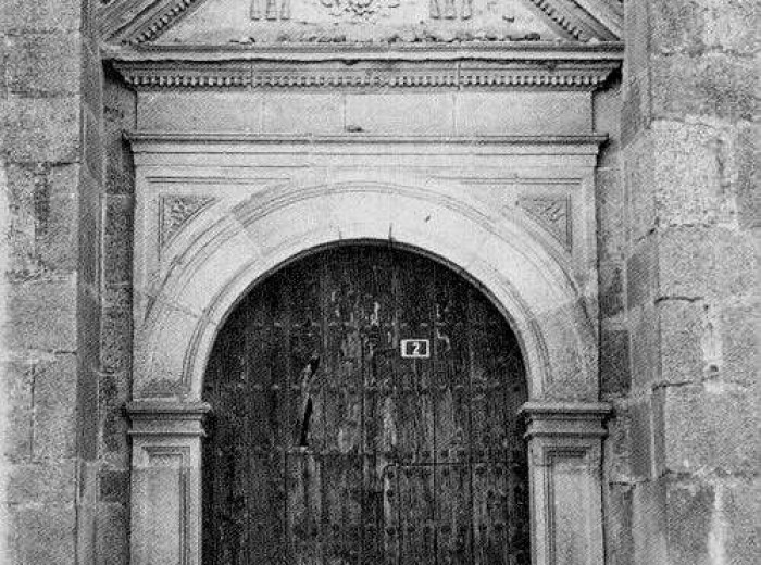 Puerta de entrada del convento de San Juan Bautista fundación de la familia Velázquez de Acevedo.