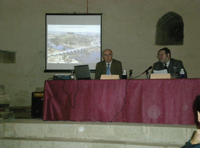 D. J.M. Santiago Castelo presenta a D.Martín Almagro, en Medellín.
