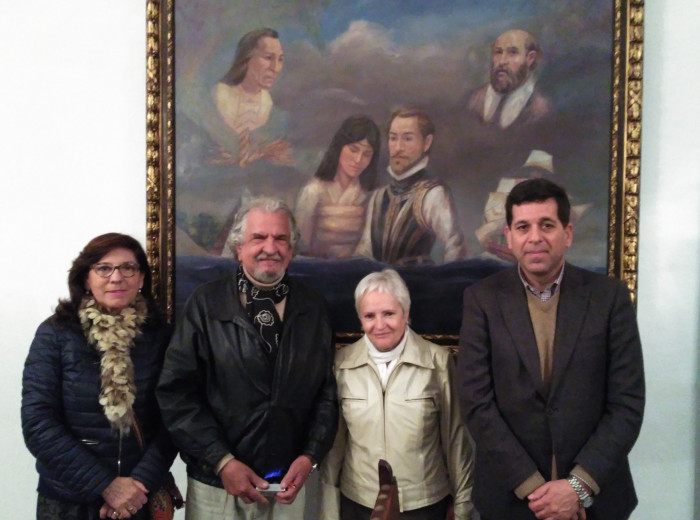 Mª de los Ángeles M. Palomares posa con el pintor, su Sra. y el Dr. Mira.