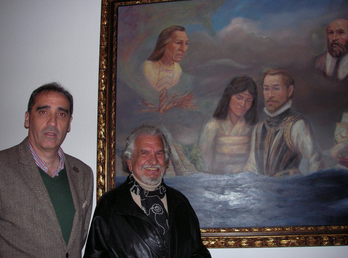 El alcalde de Medellín y D. José Luis Puerto posan ante el cuadro