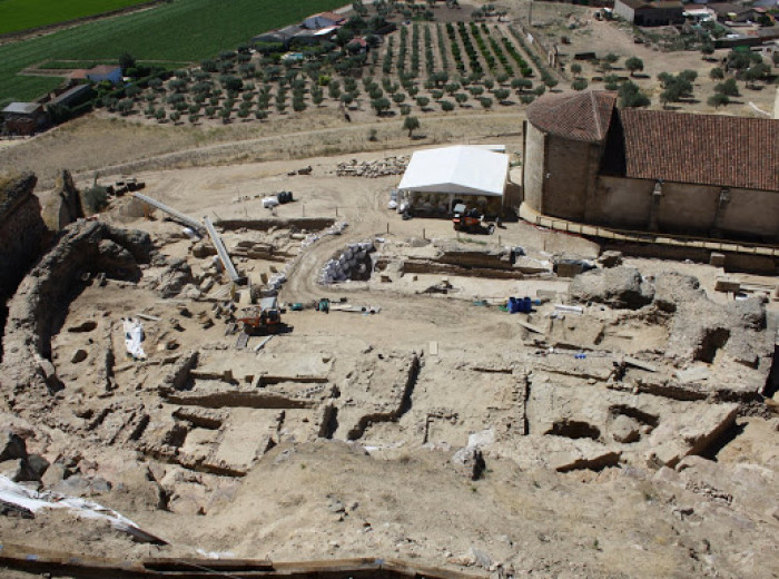 Restos del poblado almohade descubierto, con motivo de la excavación del teatro romano.
