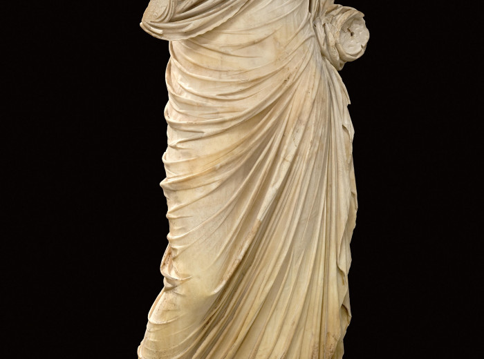 Figura femenina realizada en mármol. (Frente escénico del teatro romano de Metellinum).